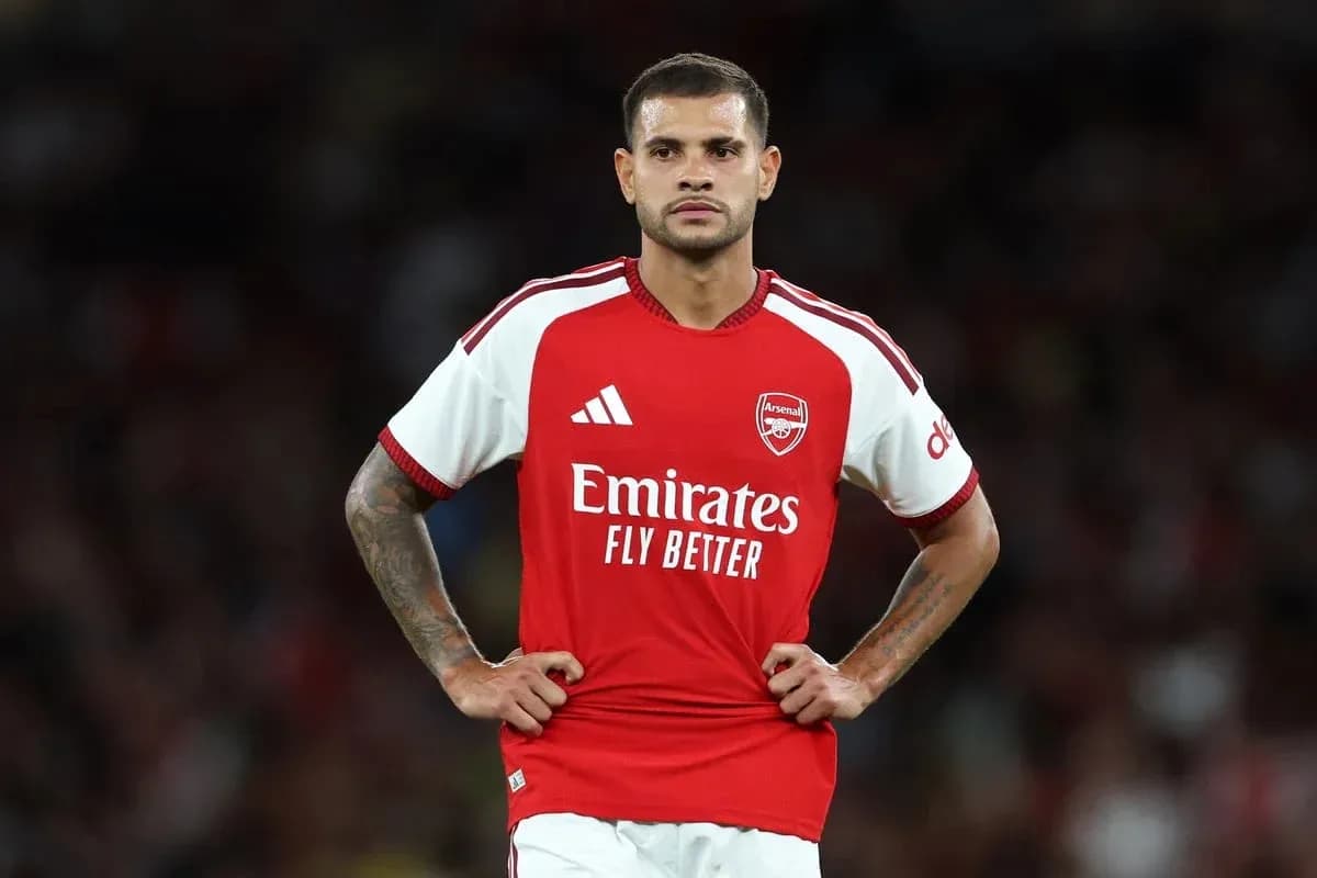 Jugador de Arsenal con camiseta roja en el campo