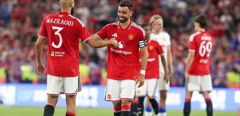 Jugadores de Manchester United celebrando en el campo