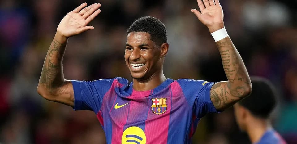 Jugador de Barcelona celebrando con los brazos levantados