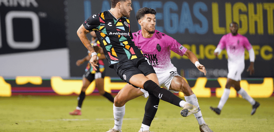 Dos jugadores compiten por el balón en el partido