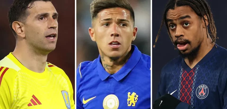 Tres futbolistas posando en diferentes uniformes de equipo