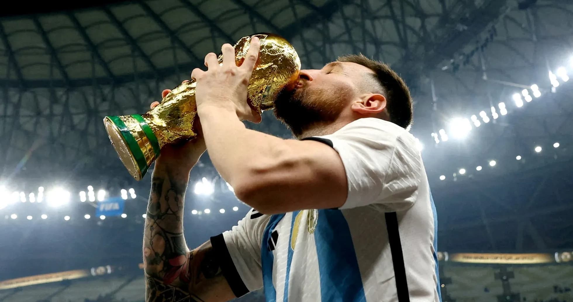 Jugador levantando y besando el trofeo de la Copa del Mundo