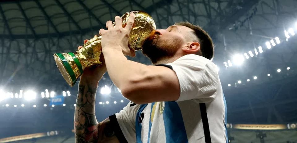 Jugador levantando y besando el trofeo de la Copa del Mundo