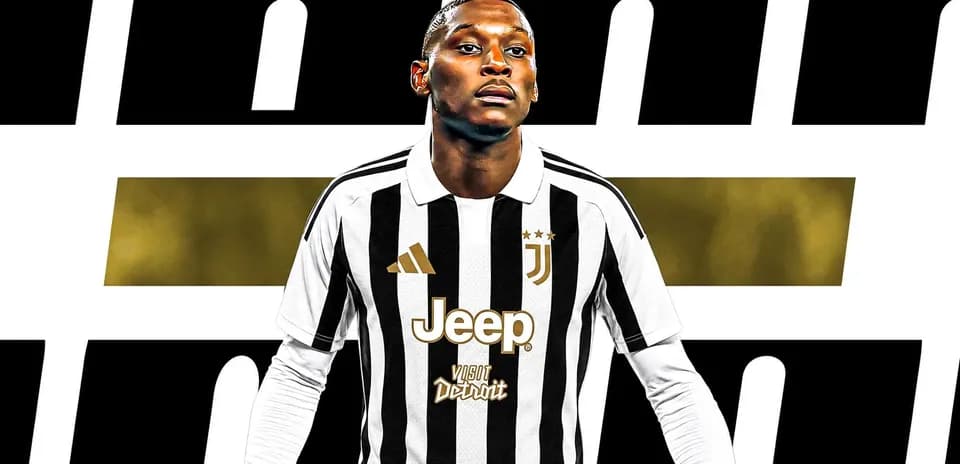 Jugador de Juventus posando con camiseta del equipo