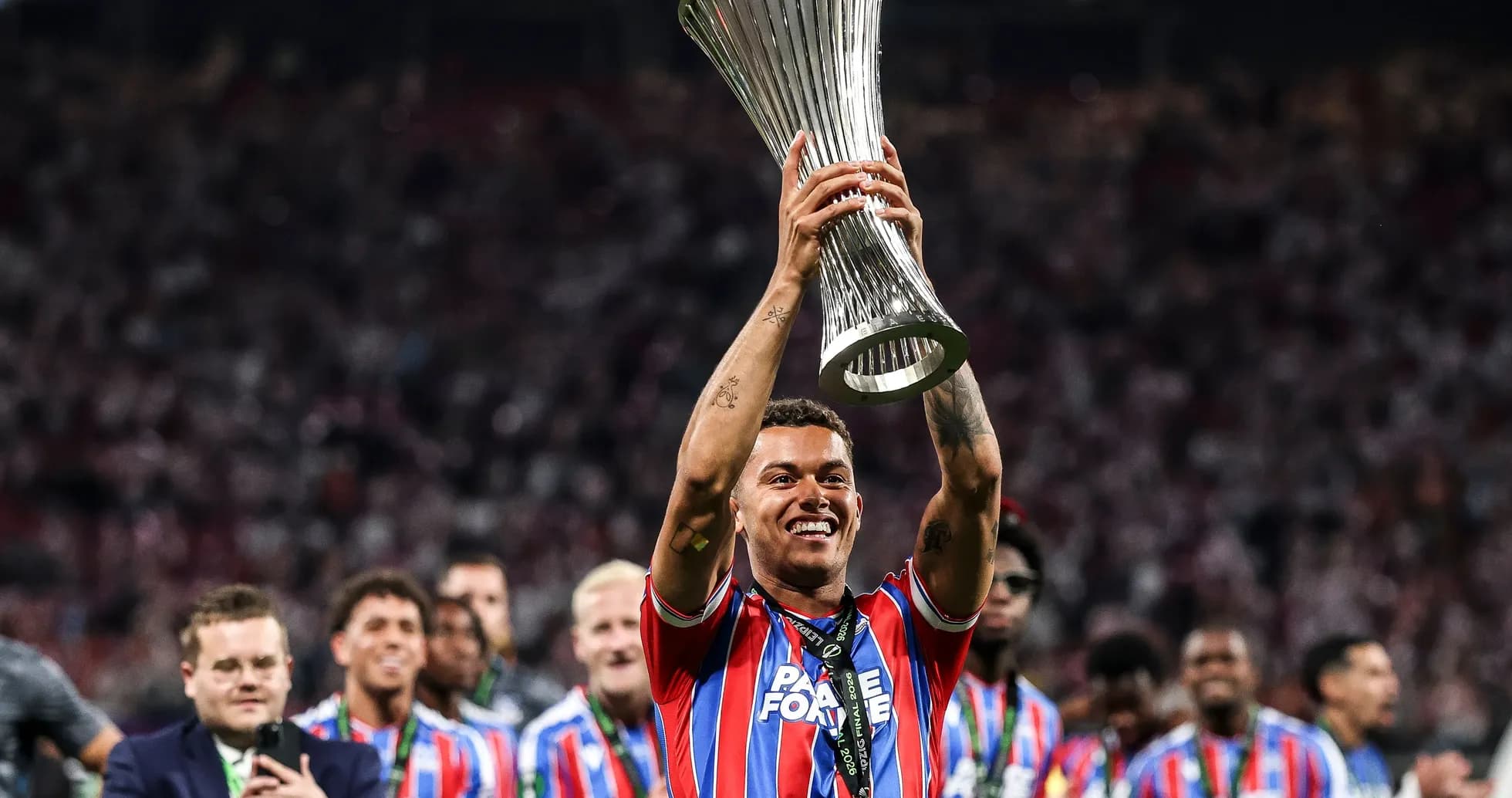 Jugador levantando trofeo en celebración de victoria