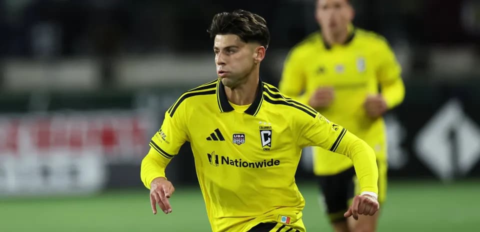 Jugador del Columbus Crew corriendo en el partido