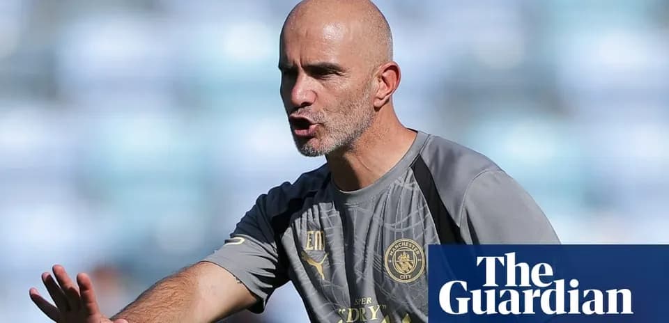 Entrenador dirigiendo a su equipo en entrenamiento