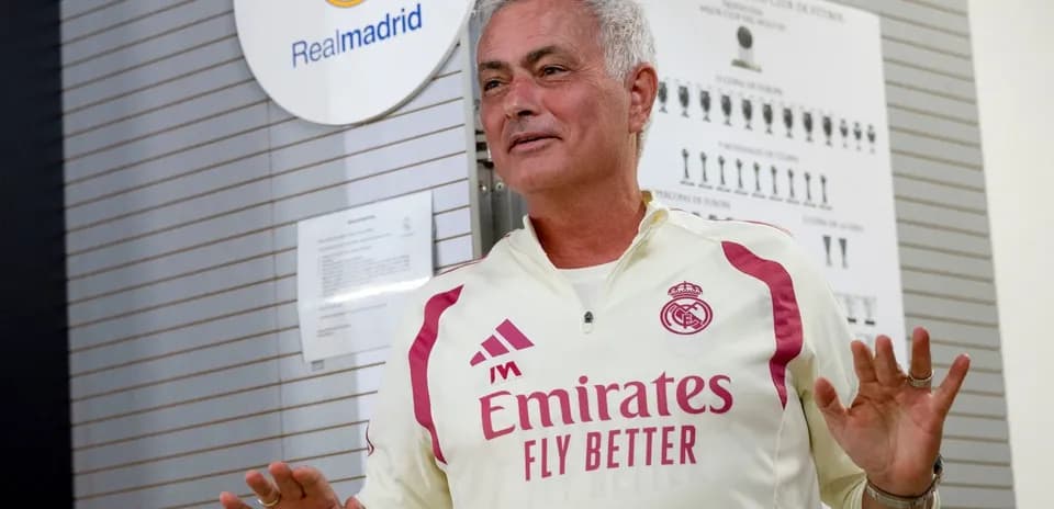 Entrenador hablando en instalaciones del Real Madrid