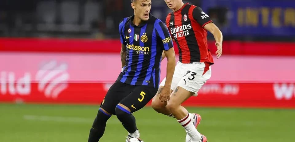 Jugadores de Inter y Milan compitiendo por el balón