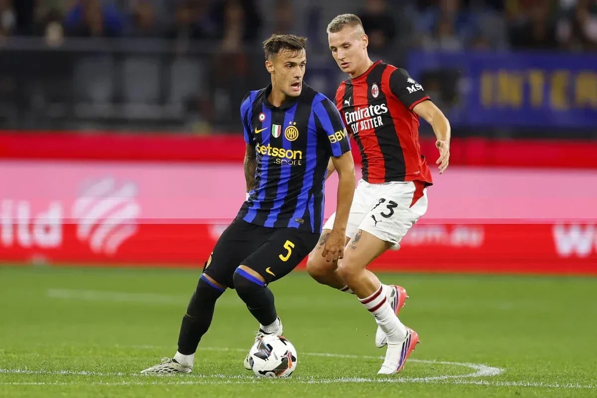 Jugadores de Inter y Milan compitiendo por el balón