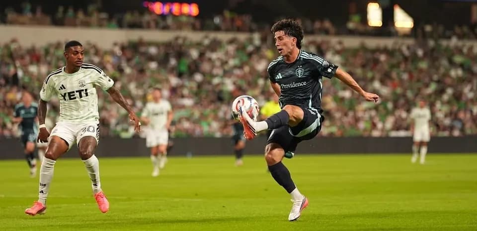 Jugador de Seattle Sounders controla el balón