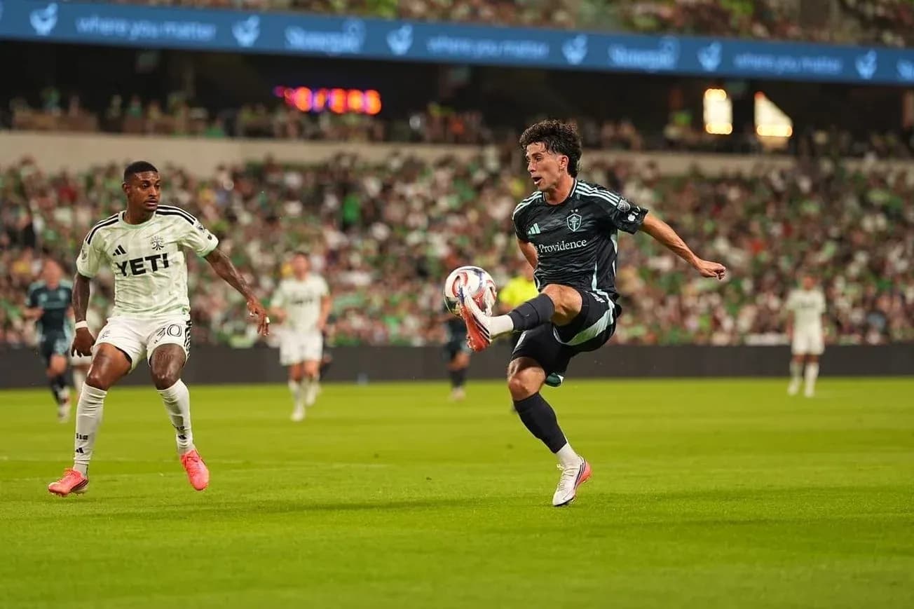 Jugador de Seattle Sounders controla el balón