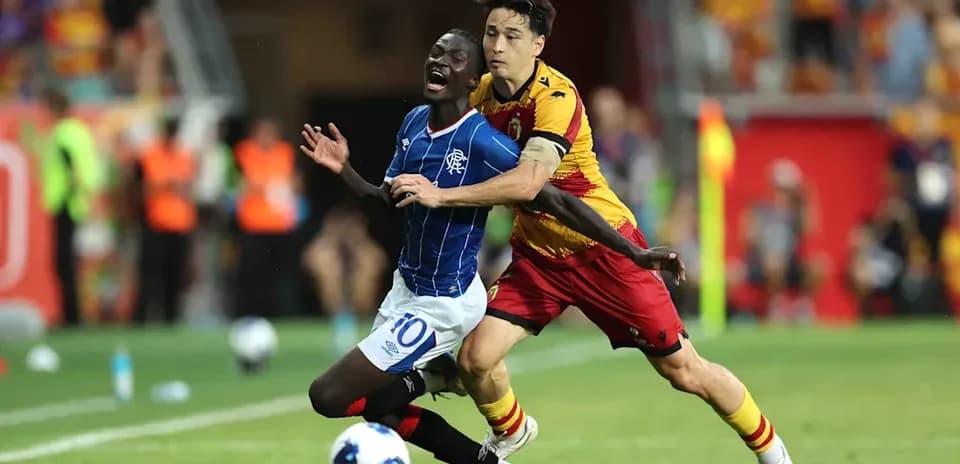 Jugador de Jagiellonia compitiendo por el balón