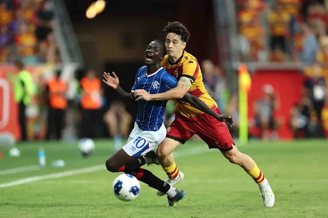Jugador de Jagiellonia compitiendo por el balón