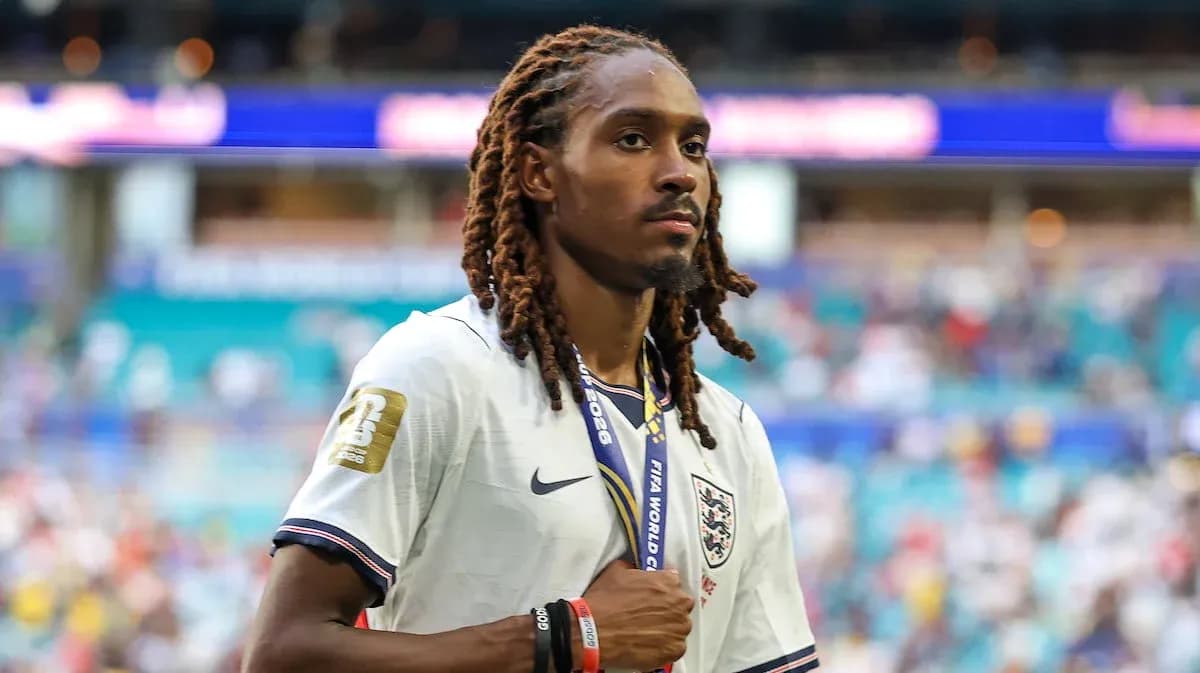 Jugador de Inglaterra con medalla en el campo
