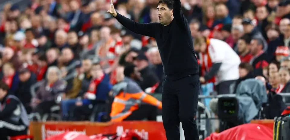 Entrenador gesticulando en el área técnica durante el partido