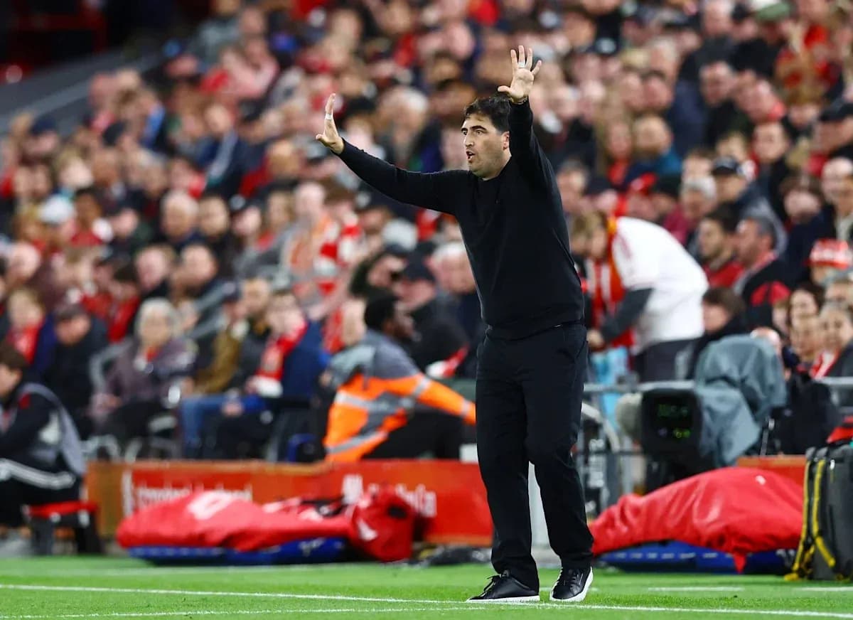 Entrenador gesticulando en el área técnica durante el partido