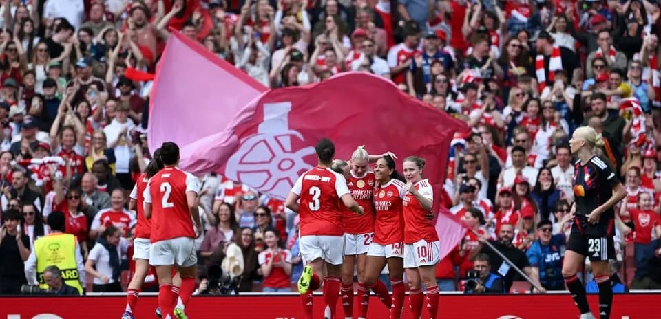 Jugadoras de Arsenal celebrando un gol con la afición