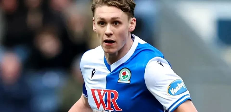 Jugador corriendo con camiseta de Blackburn Rovers