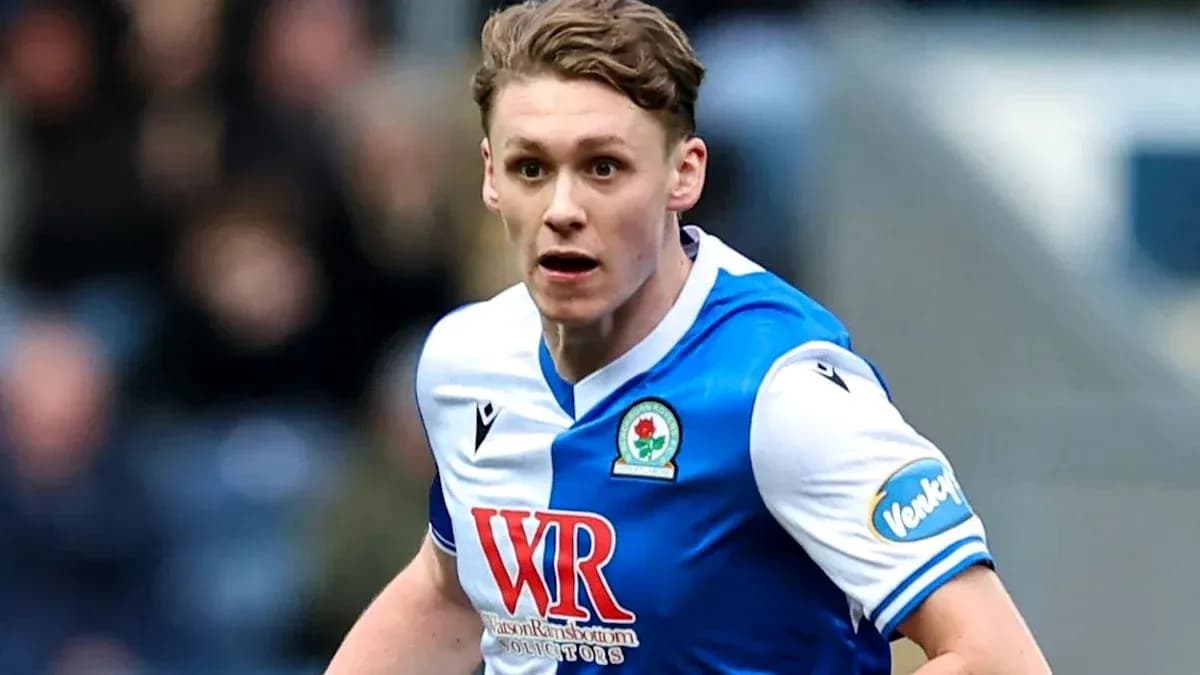 Jugador corriendo con camiseta de Blackburn Rovers