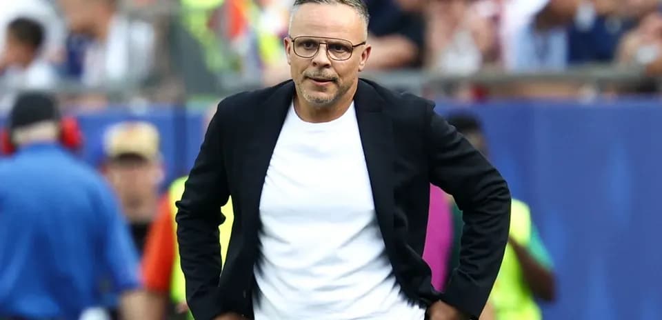 Entrenador caminando durante el partido