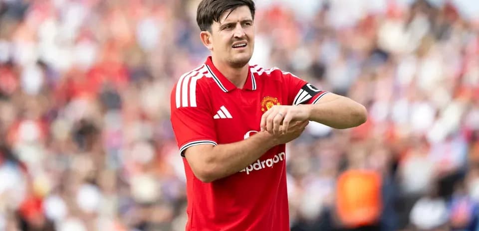 Jugador de Manchester United ajustándose la muñeca en el campo