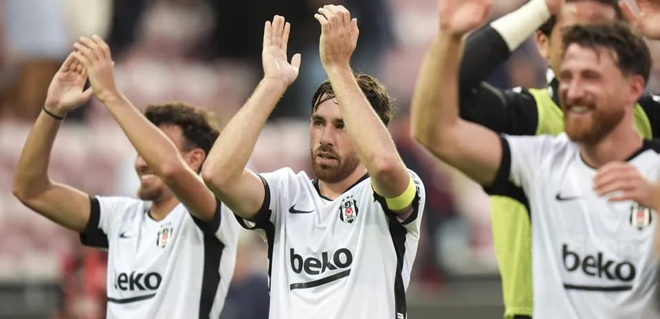 Jugadores de Beşiktaş aplaudiendo a la afición