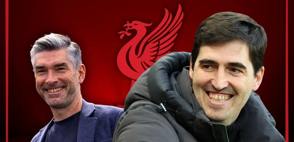 Entrenadores sonriendo frente al logo de Liverpool