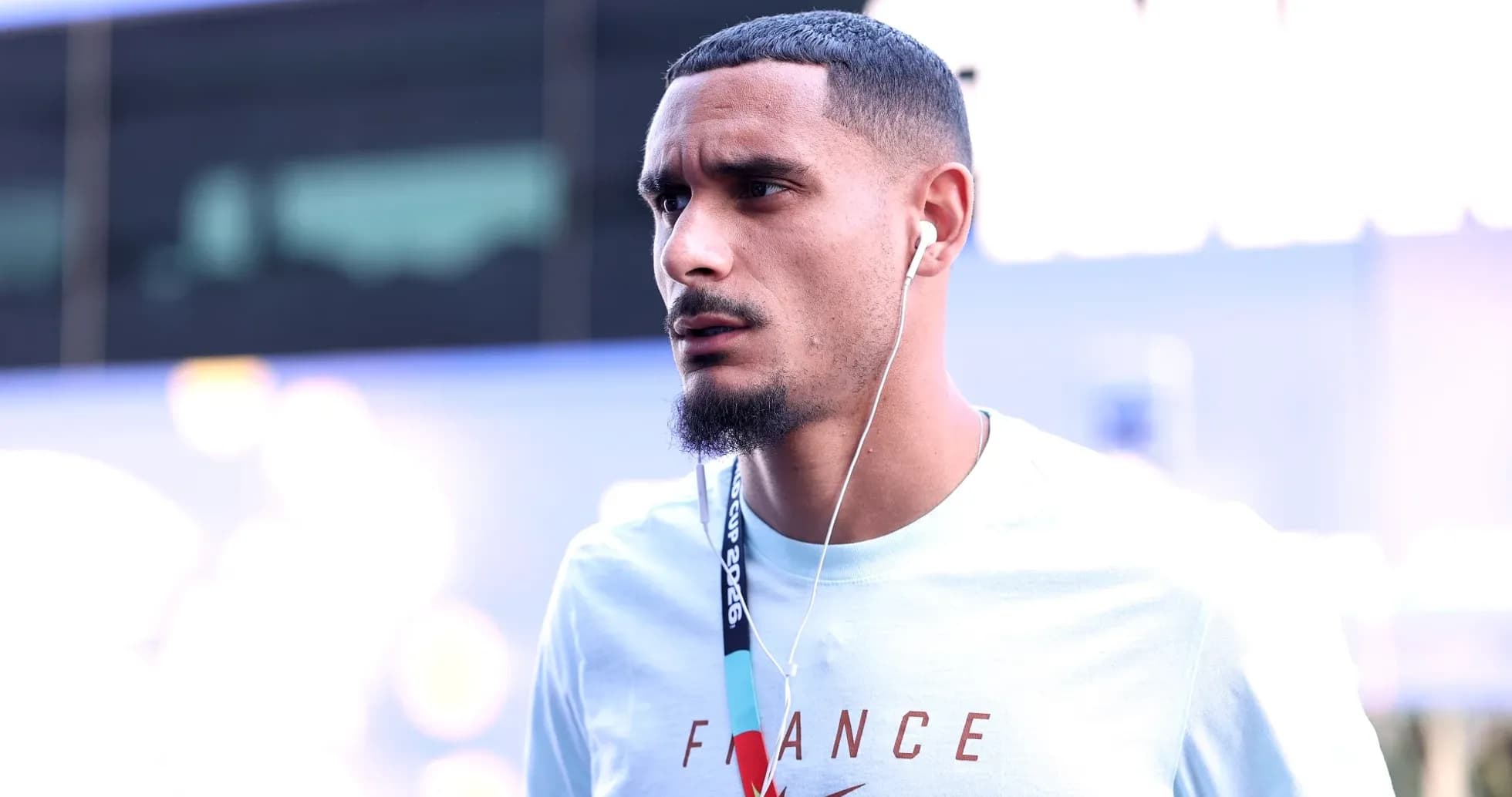 Jugador caminando con auriculares y camiseta de Francia
