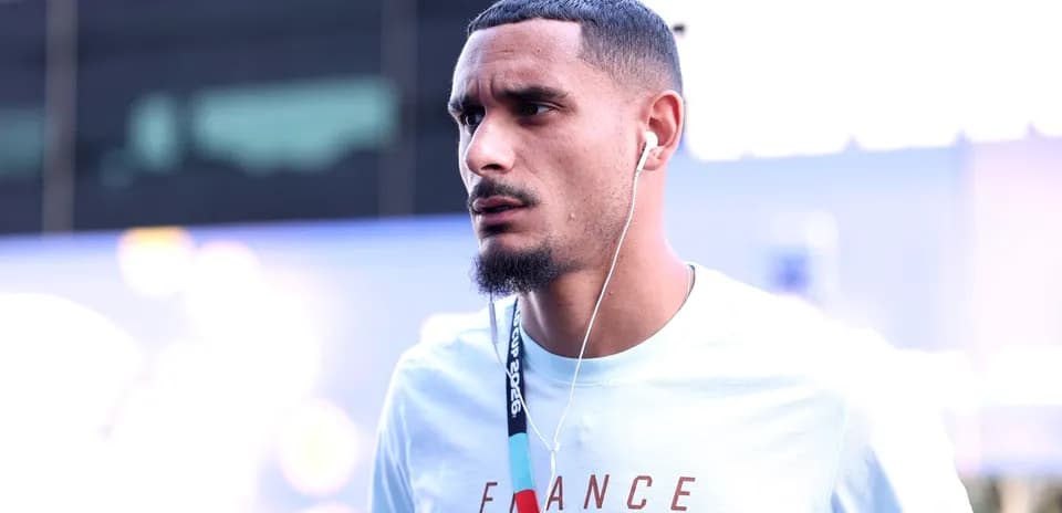 Jugador caminando con auriculares y camiseta de Francia