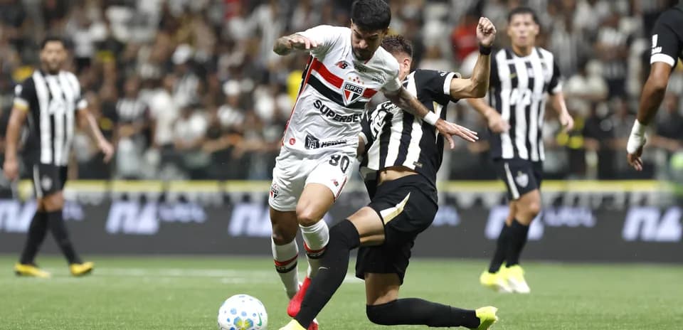 Jugador de Sao Paulo desafiando a un rival