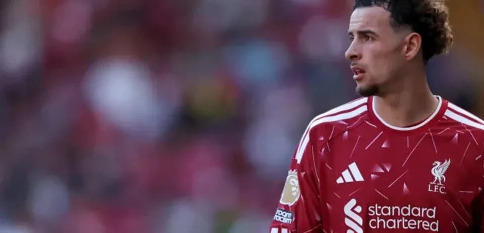 Jugador de Liverpool en el campo durante el partido