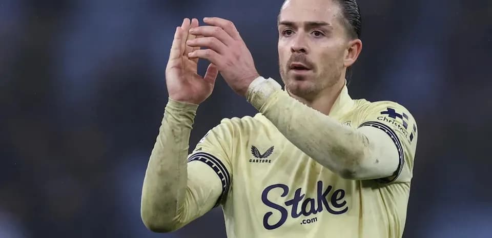Jugador aplaudiendo tras el partido en el campo