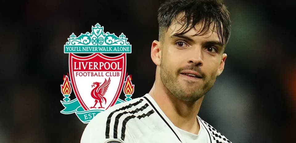 Jugador de fútbol con el escudo de Liverpool