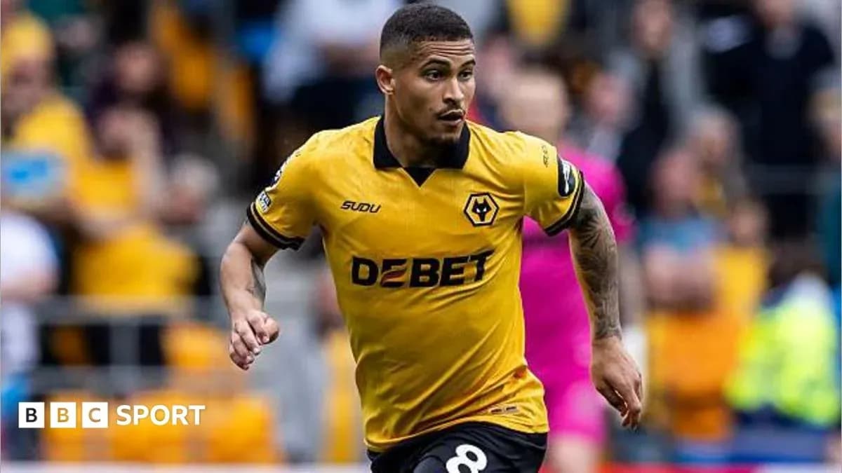 Jugador de Wolverhampton corriendo con balón en el campo