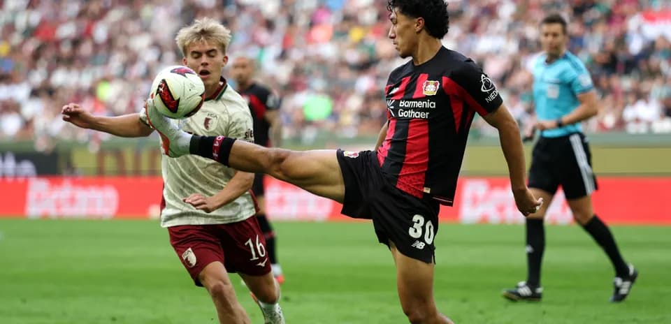 Jugador de Bayer 04 Leverkusen golpeando el balón