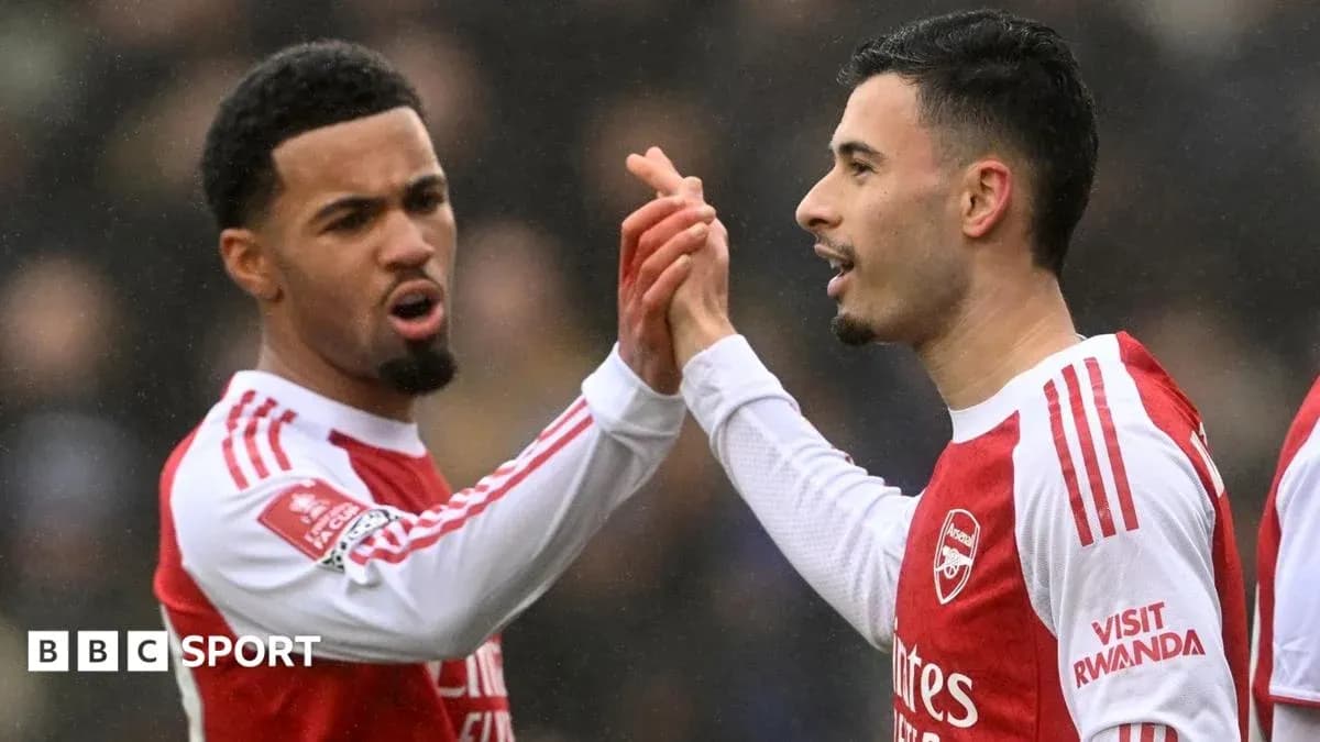 Jugadores de Arsenal celebrando un gol juntos