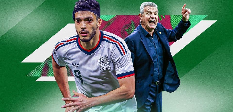 Jugador de México corriendo y entrenador dirigiendo