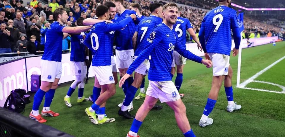 Jugadores de Everton celebrando un gol en el partido