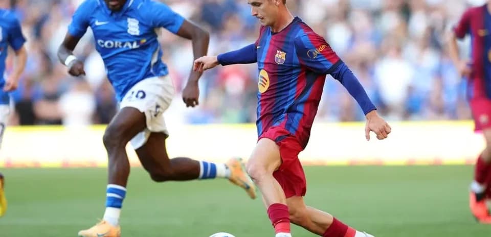 Jugador del Barcelona driblando frente a oponente del Birmingham