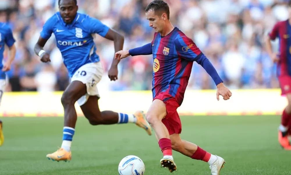 Jugador del Barcelona driblando frente a oponente del Birmingham
