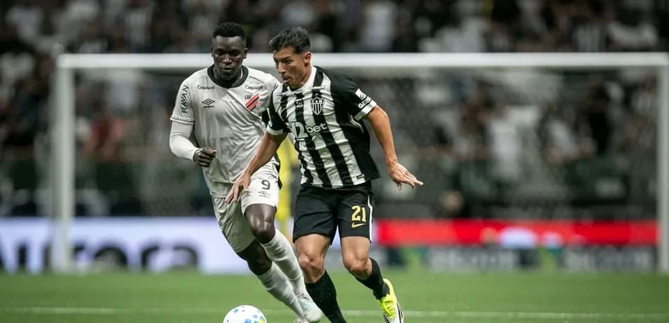 Jugadores compitiendo por el balón en el partido
