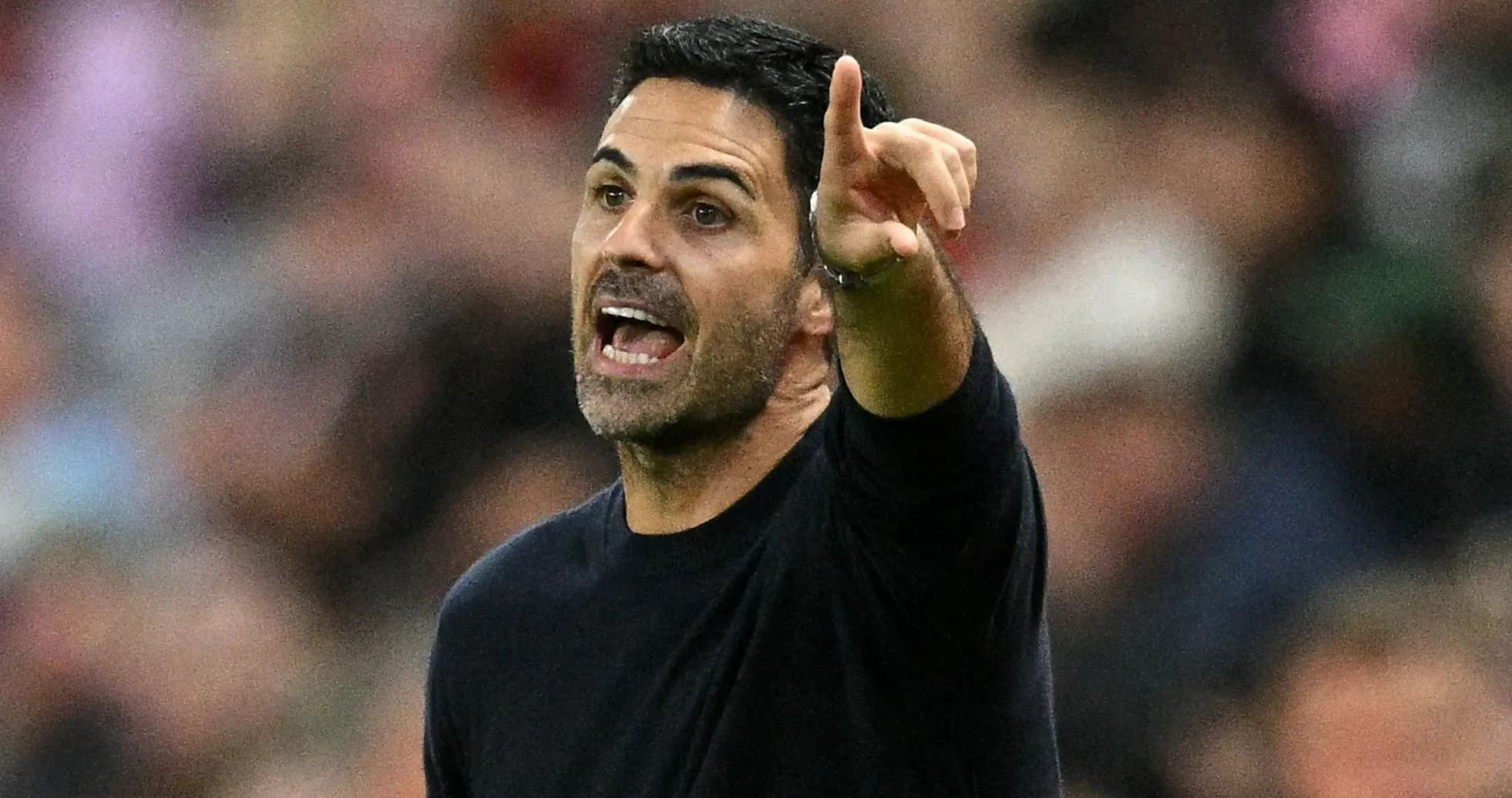 Entrenador dando instrucciones durante un partido
