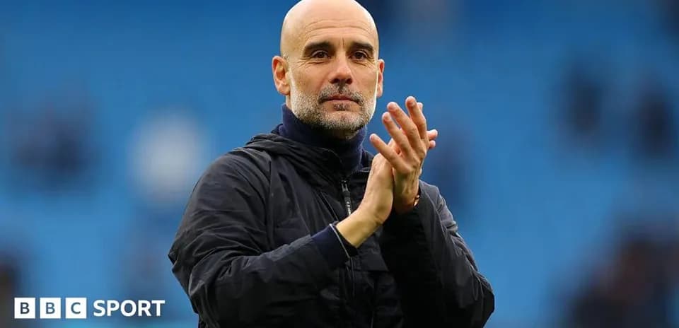 Entrenador aplaudiendo en el campo de juego