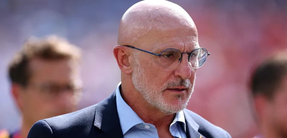 Hombre con gafas y traje en el campo de juego