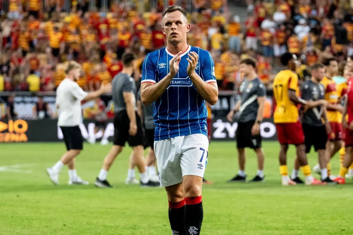 Jugador de Rangers aplaudiendo tras el partido