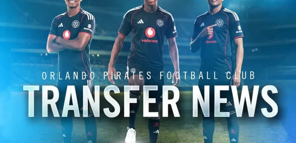 Tres jugadores de Orlando Pirates en uniforme negro