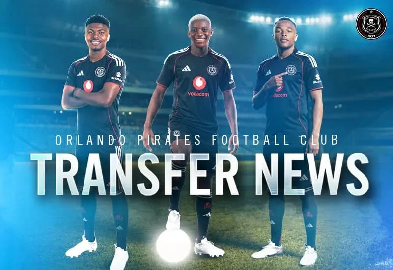 Tres jugadores de Orlando Pirates en uniforme negro