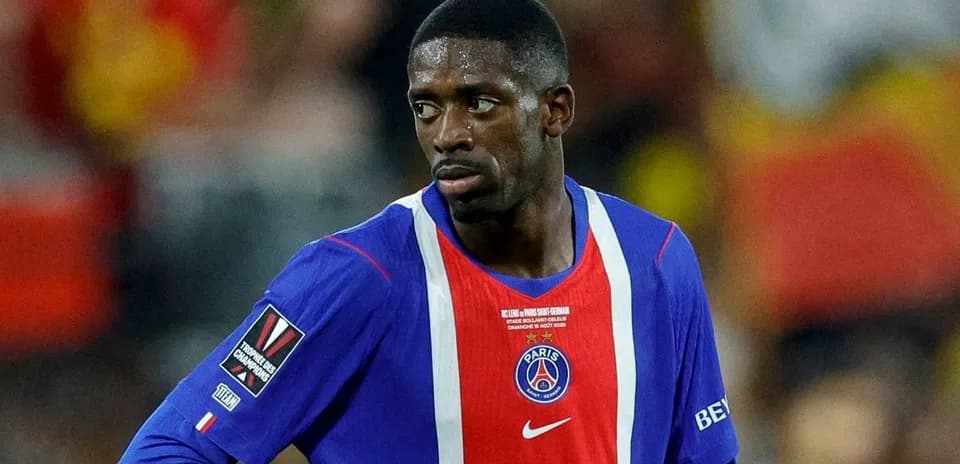 Jugador de PSG con camiseta en acción durante partido