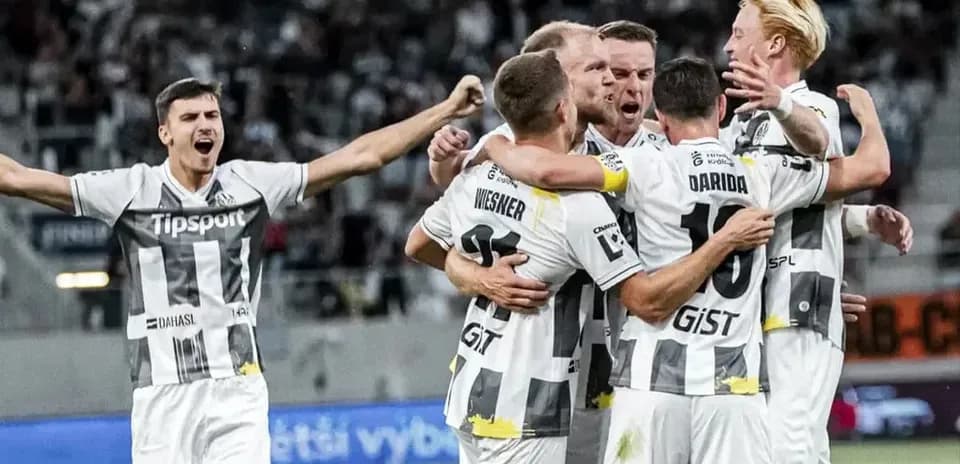 Jugadores celebrando un gol en el partido